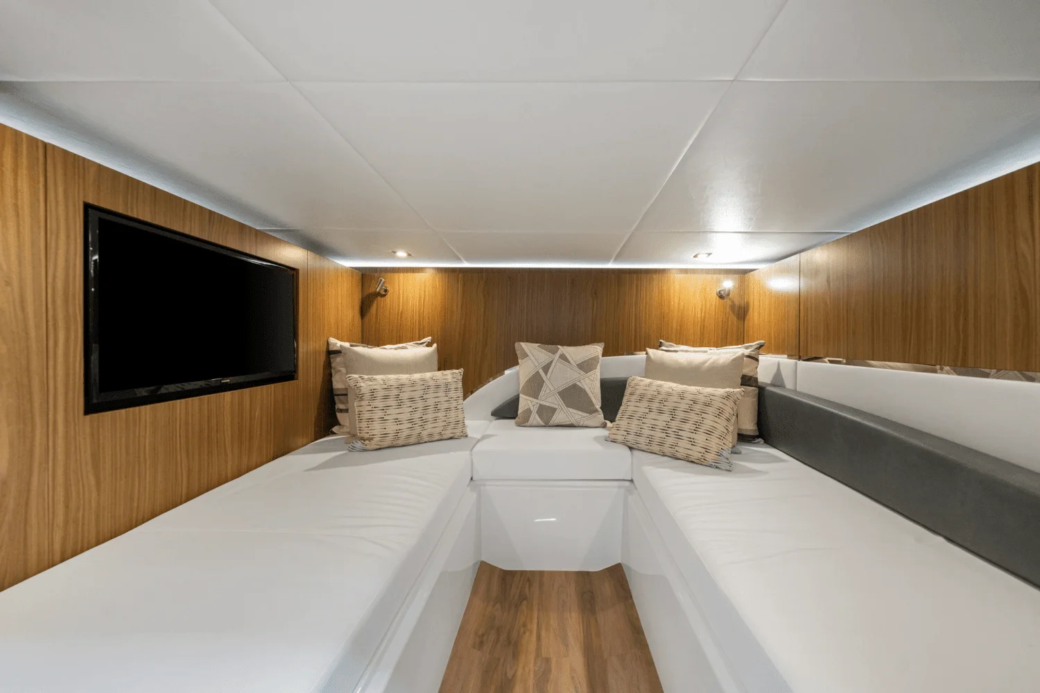 2025 Cruisers Yachts 50 GLS Outboard Image Thumbnail #44