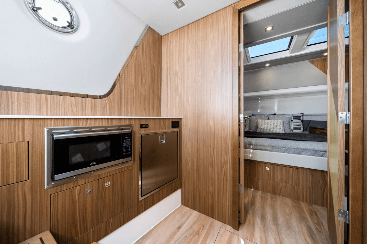 2025 Cruisers Yachts 50 GLS Outboard Image Thumbnail #42