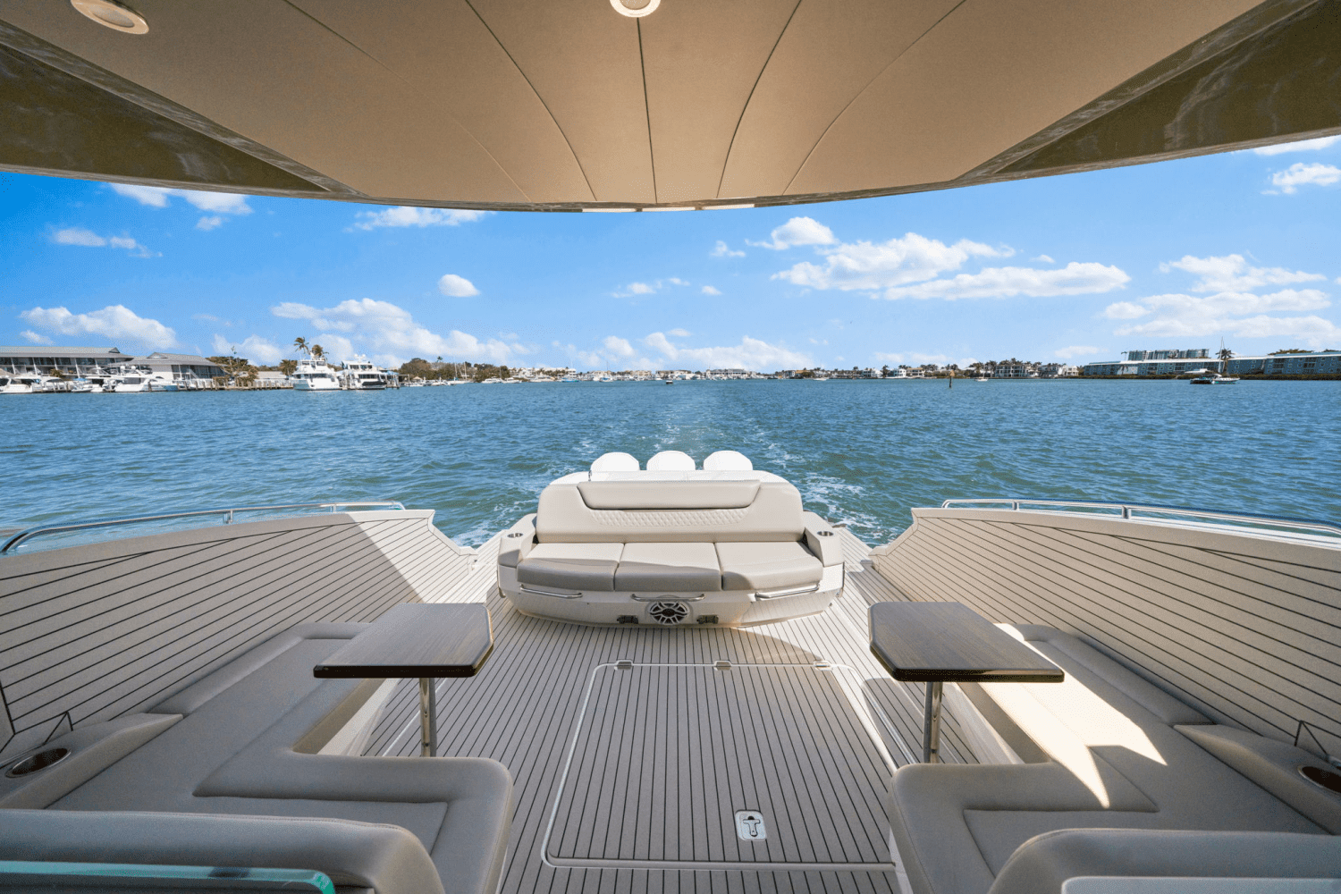 2025 Cruisers Yachts 50 GLS Outboard Image Thumbnail #30