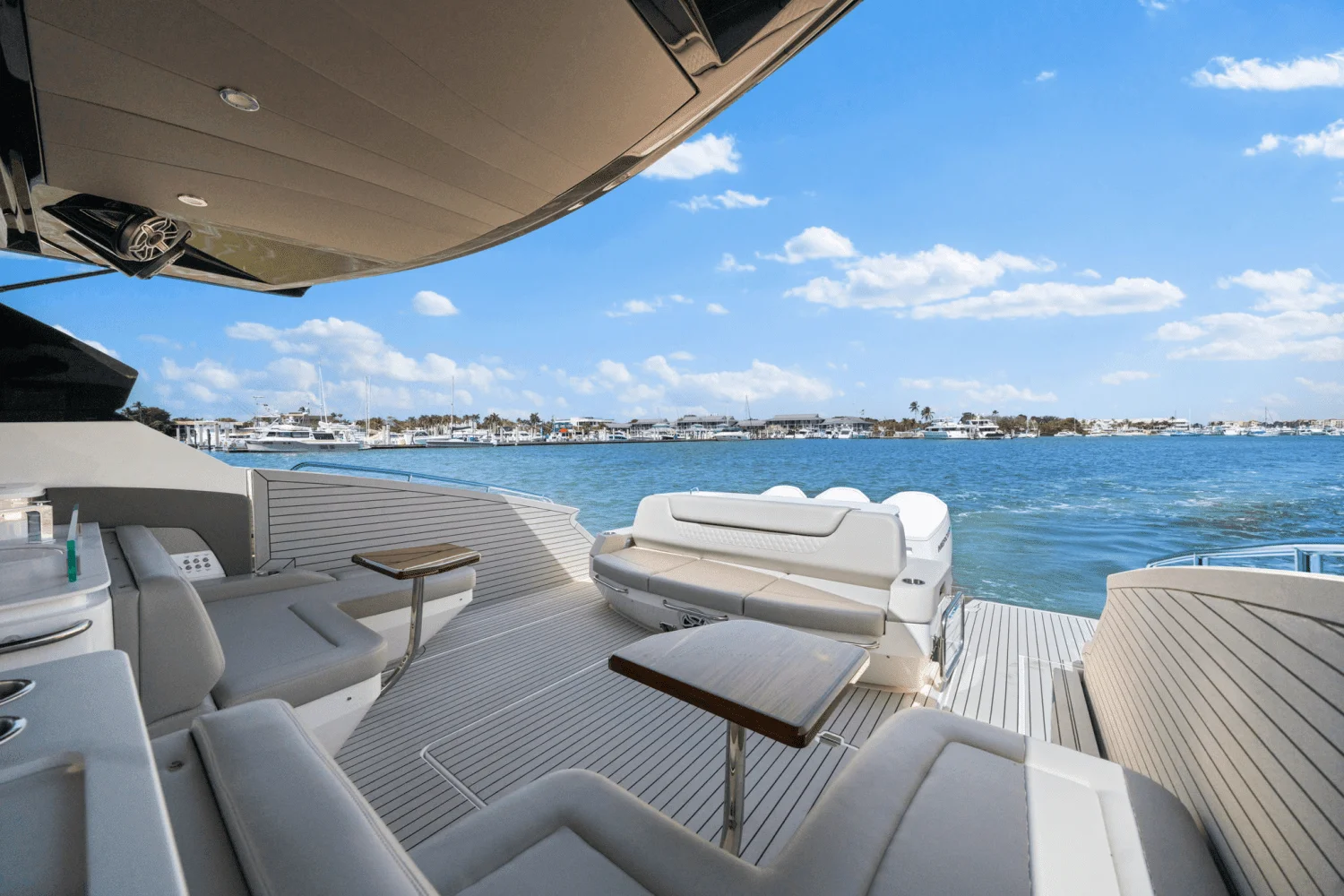 2025 Cruisers Yachts 50 GLS Outboard Image Thumbnail #29