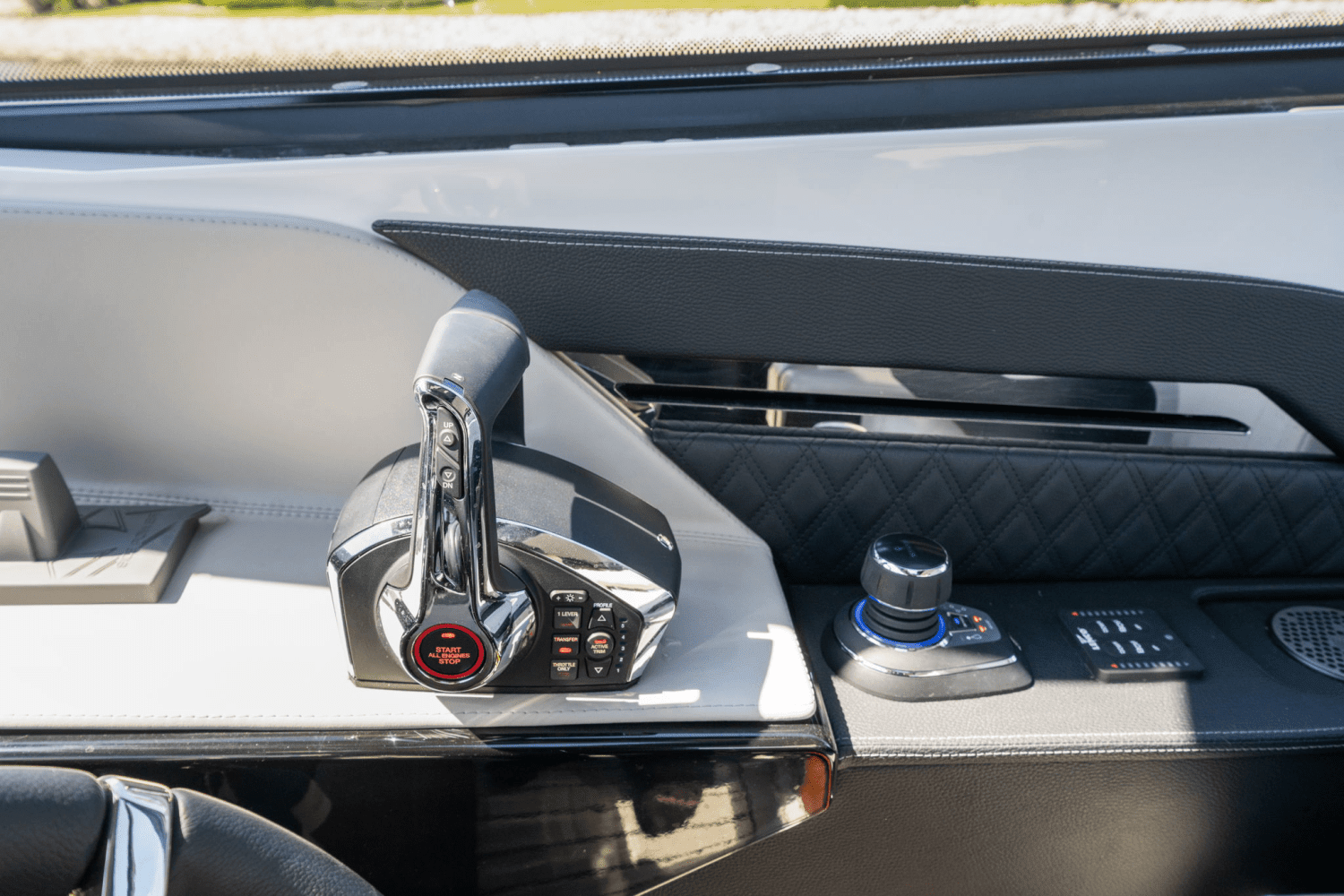 2025 Cruisers Yachts 50 GLS Outboard Image Thumbnail #20