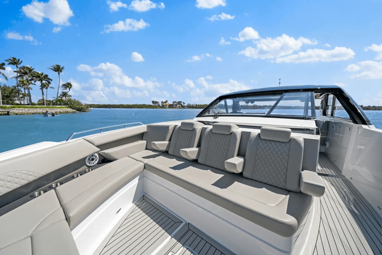 2025 Cruisers Yachts 50 GLS Outboard Image Thumbnail #21