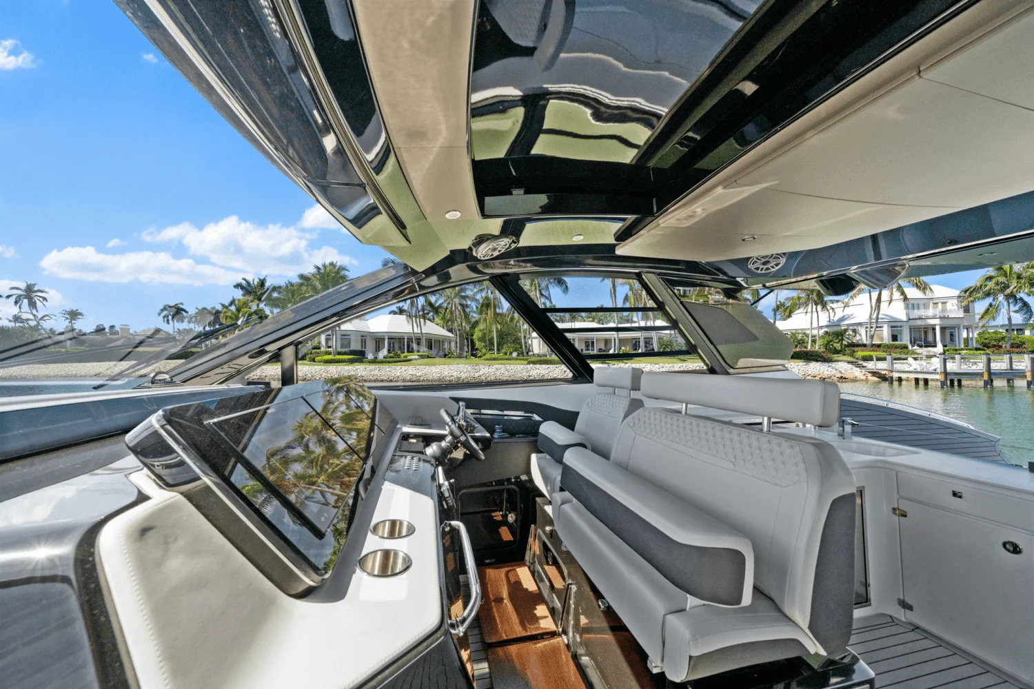 2025 Cruisers Yachts 50 GLS Outboard Image Thumbnail #16