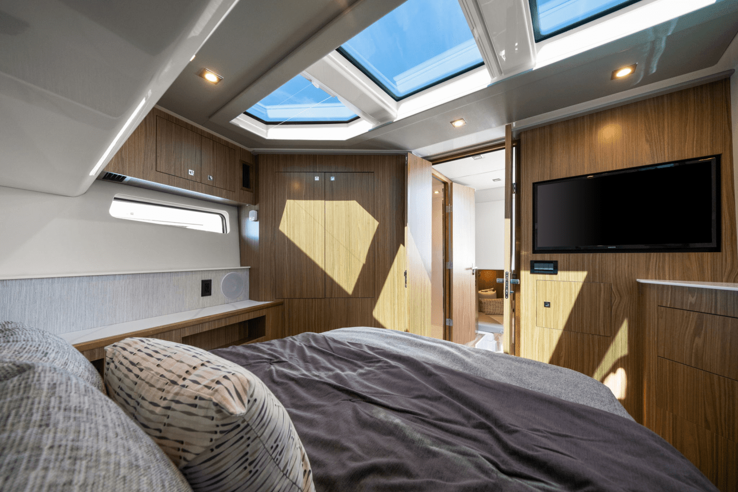 2025 Cruisers Yachts 50 GLS Outboard Image Thumbnail #47