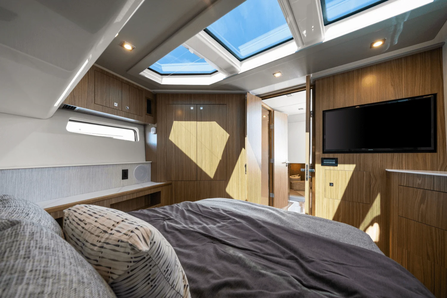 2025 Cruisers Yachts 50 GLS Outboard Image Thumbnail #47