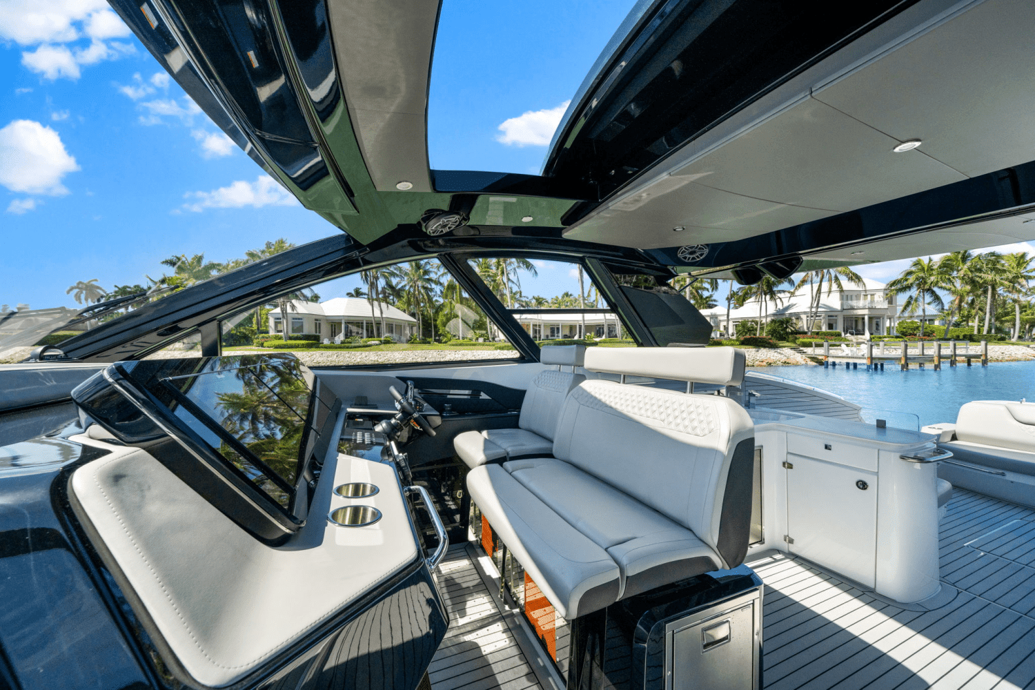 2025 Cruisers Yachts 50 GLS Outboard Image Thumbnail #17