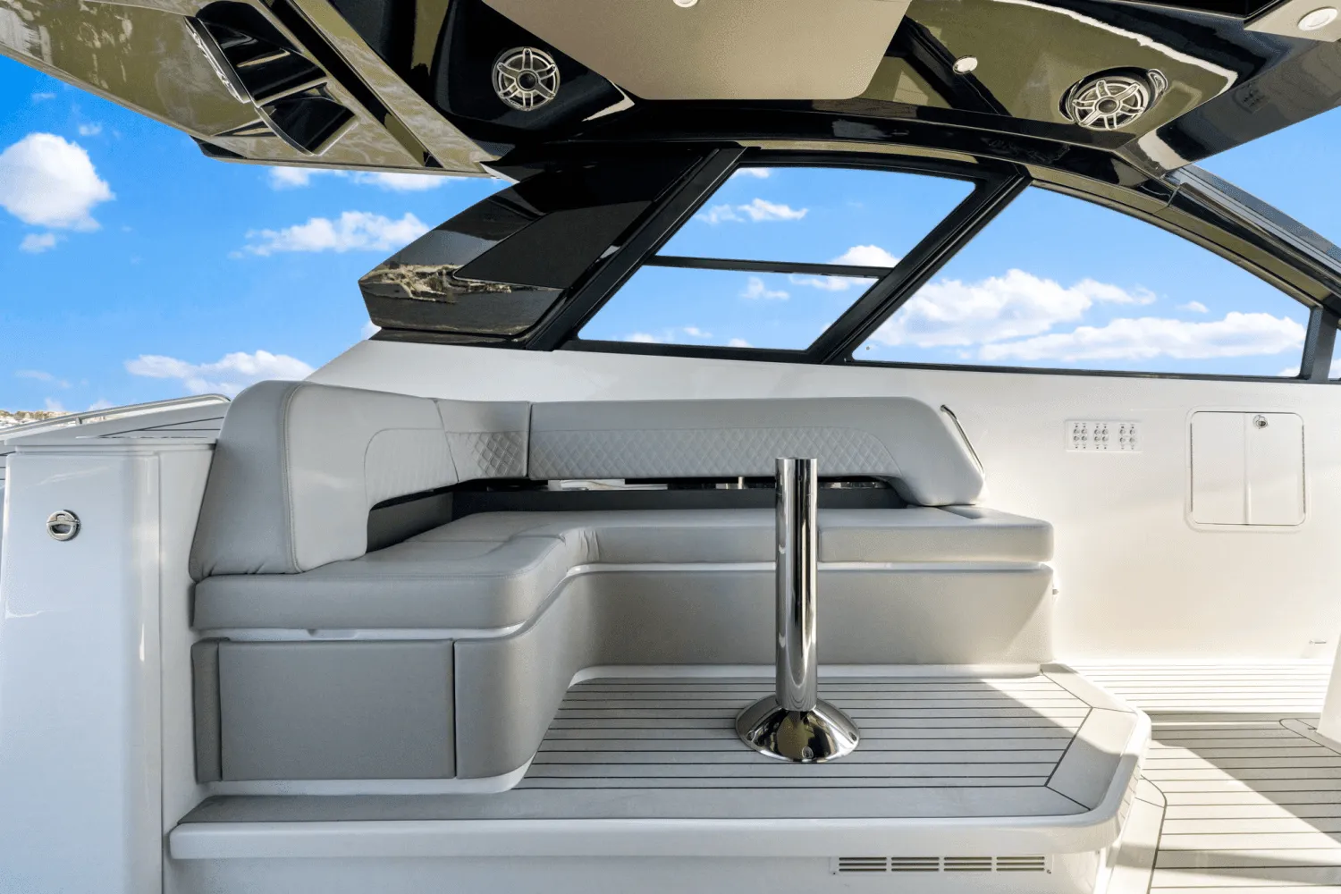 2025 Cruisers Yachts 50 GLS Outboard Image Thumbnail #34