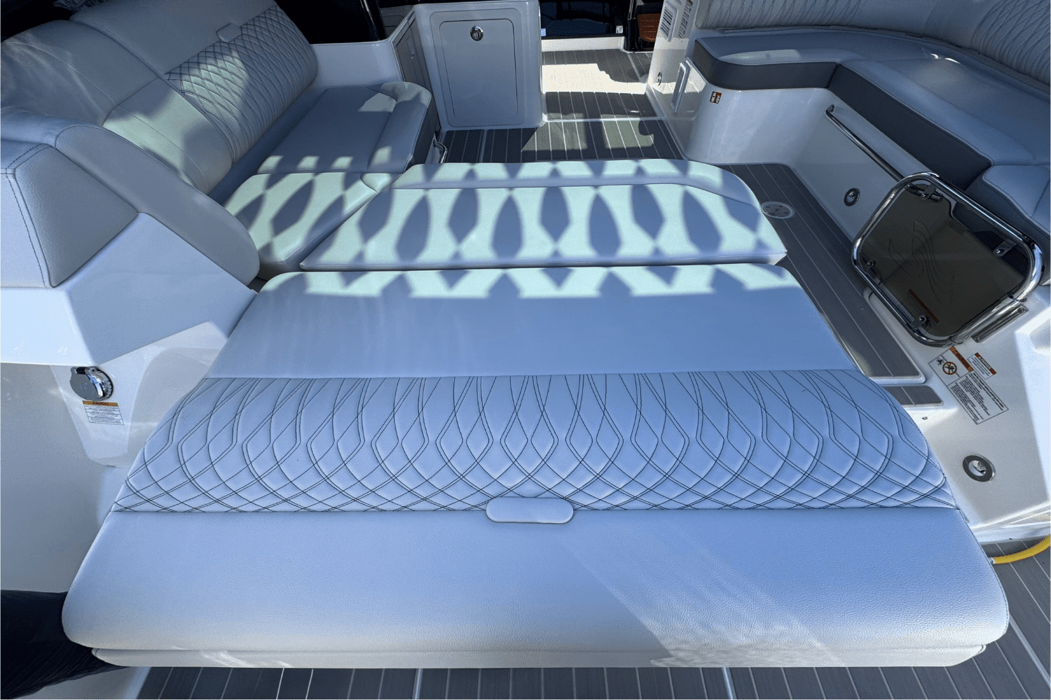 2025 Sea Ray Sundancer 370 Outboard Image Thumbnail #8