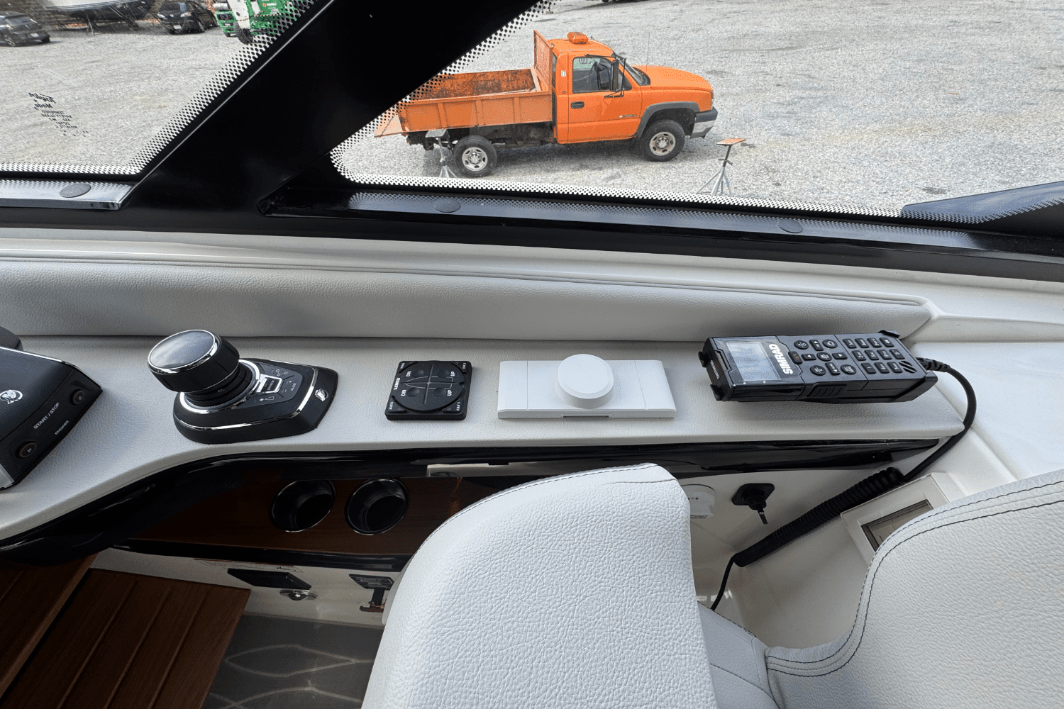 2025 Sea Ray Sundancer 370 Outboard Image Thumbnail #26