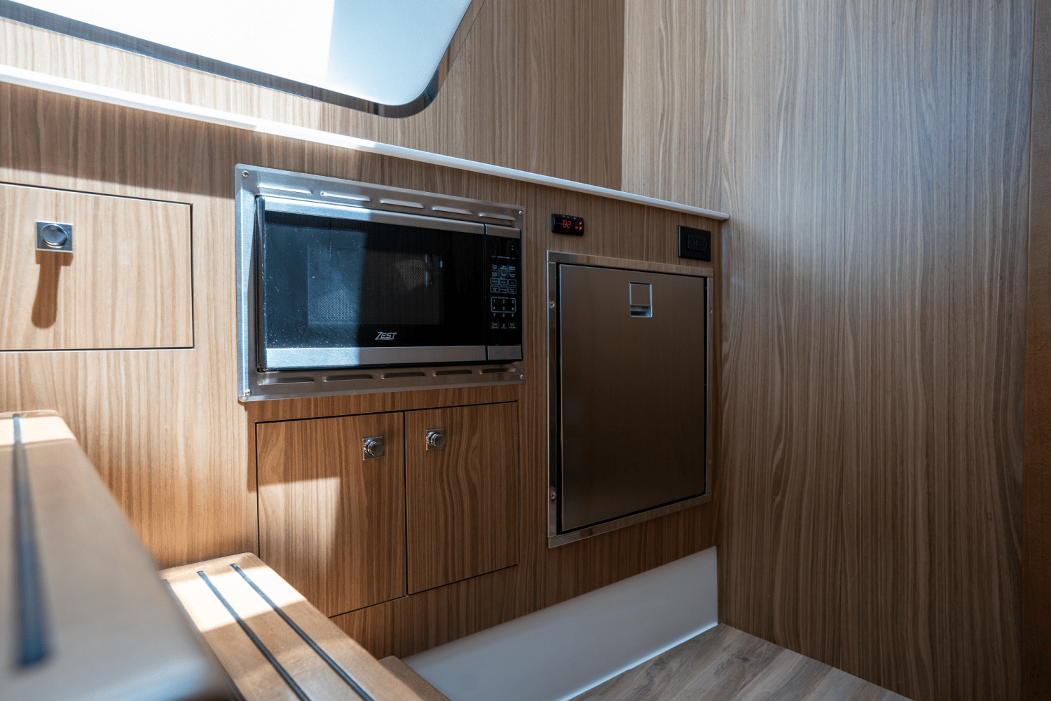2025 Cruisers Yachts 50 GLS Outboard Image Thumbnail #26