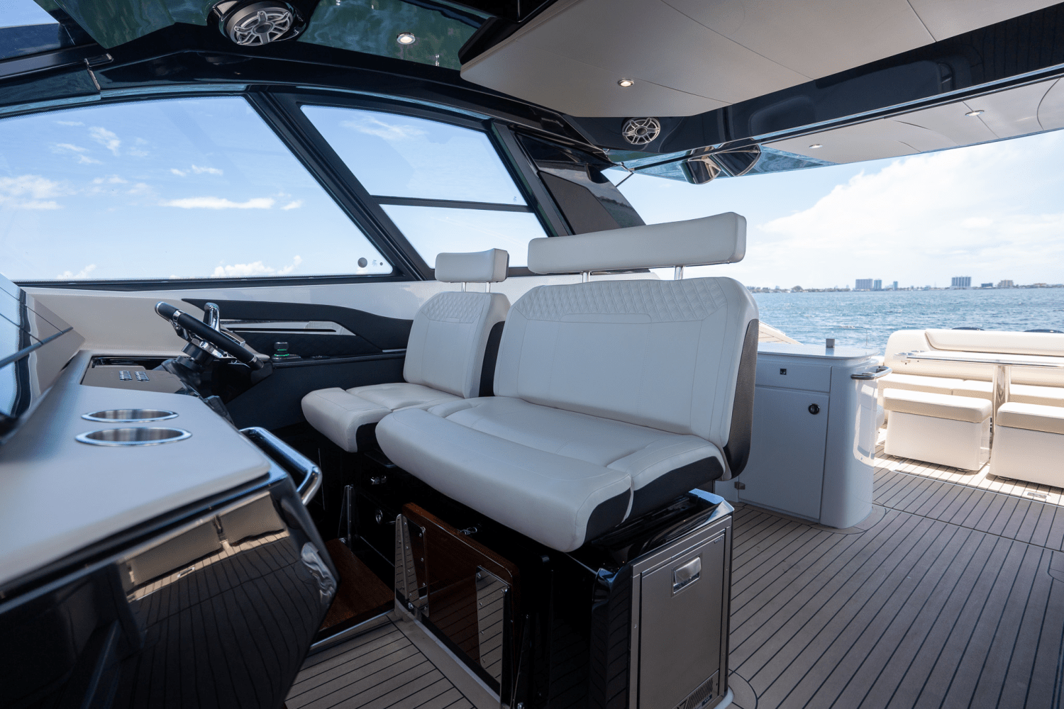 2025 Cruisers Yachts 50 GLS Outboard Image Thumbnail #34