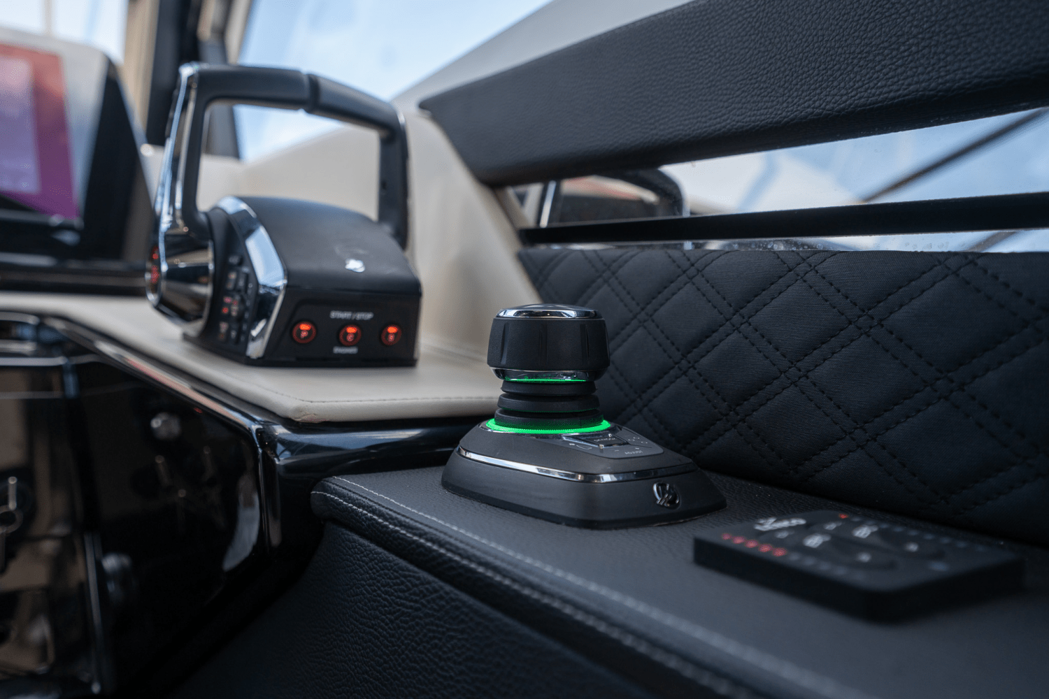 2025 Cruisers Yachts 50 GLS Outboard Image Thumbnail #30