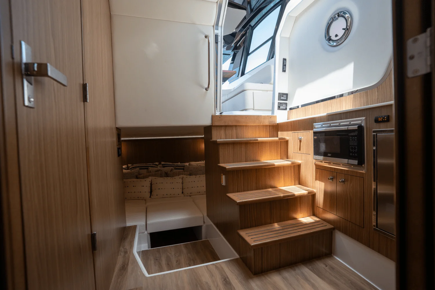 2025 Cruisers Yachts 50 GLS Outboard Image Thumbnail #27