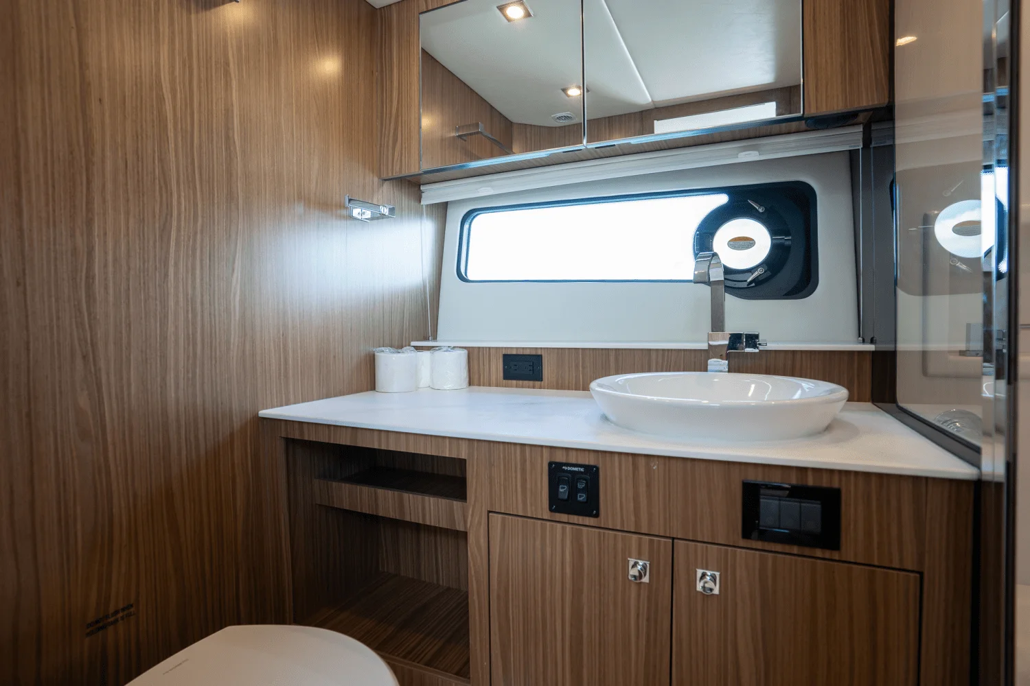 2025 Cruisers Yachts 50 GLS Outboard Image Thumbnail #23