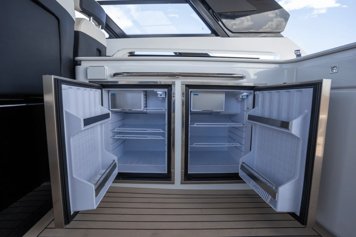 2025 Cruisers Yachts 50 GLS Outboard Image Thumbnail #38