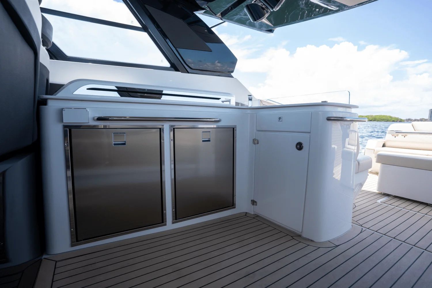 2025 Cruisers Yachts 50 GLS Outboard Image Thumbnail #40