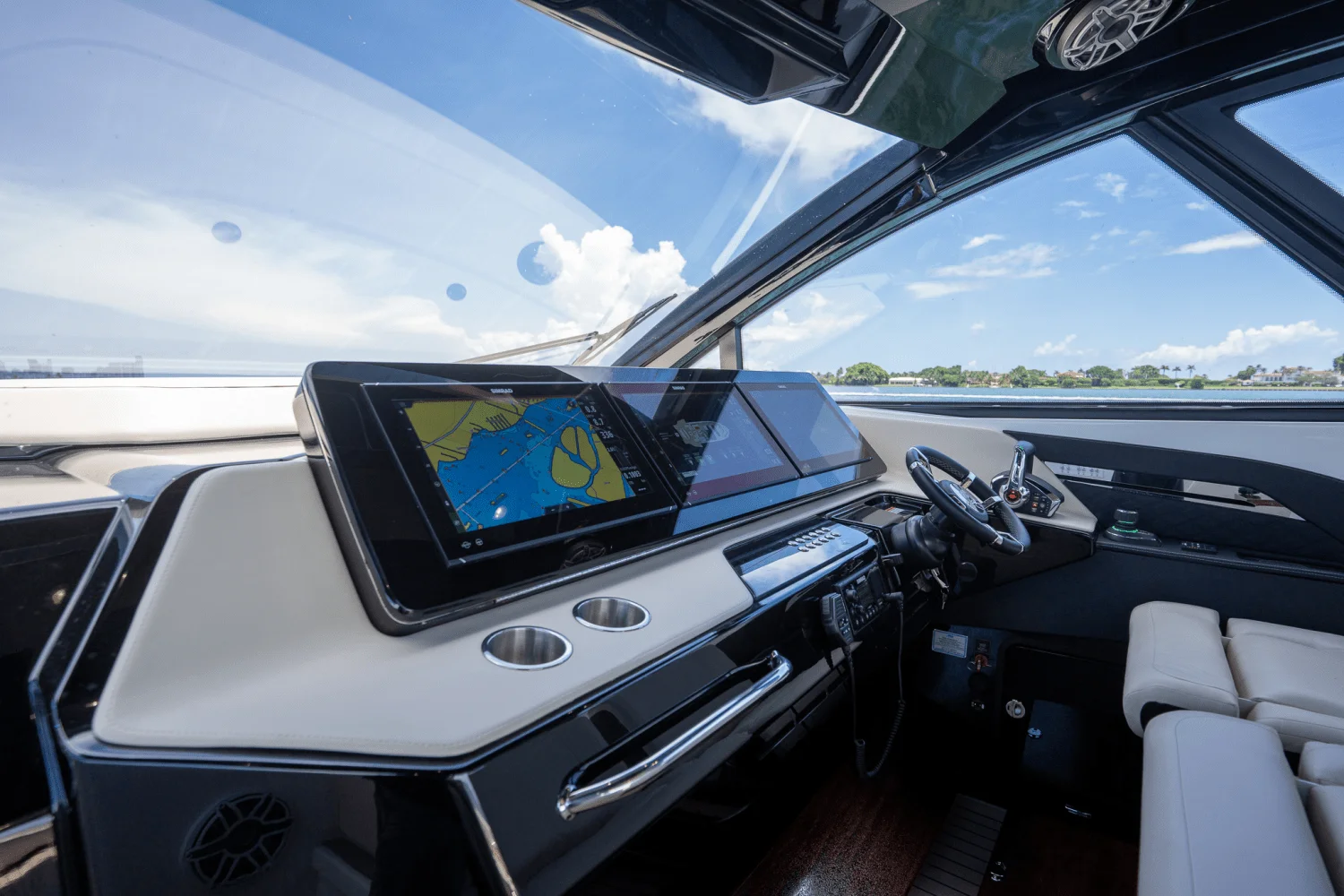 2025 Cruisers Yachts 50 GLS Outboard Image Thumbnail #33