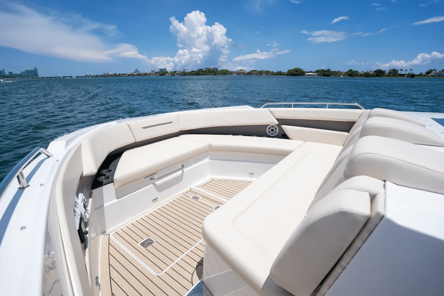 2025 Cruisers Yachts 50 GLS Outboard Image Thumbnail #28