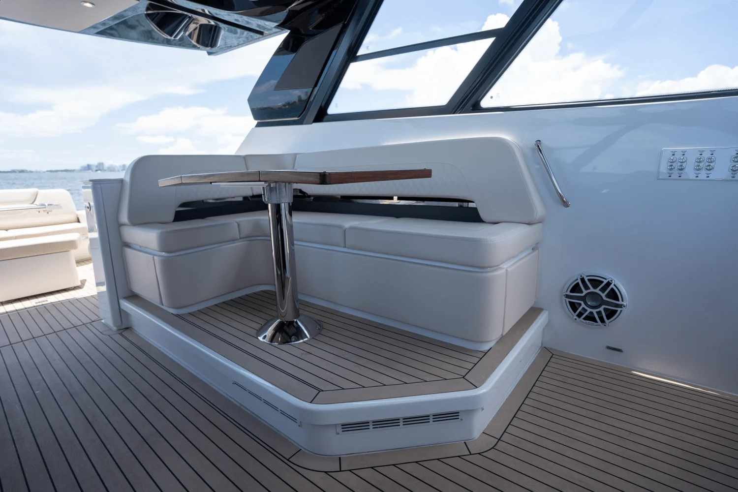 2025 Cruisers Yachts 50 GLS Outboard Image Thumbnail #35