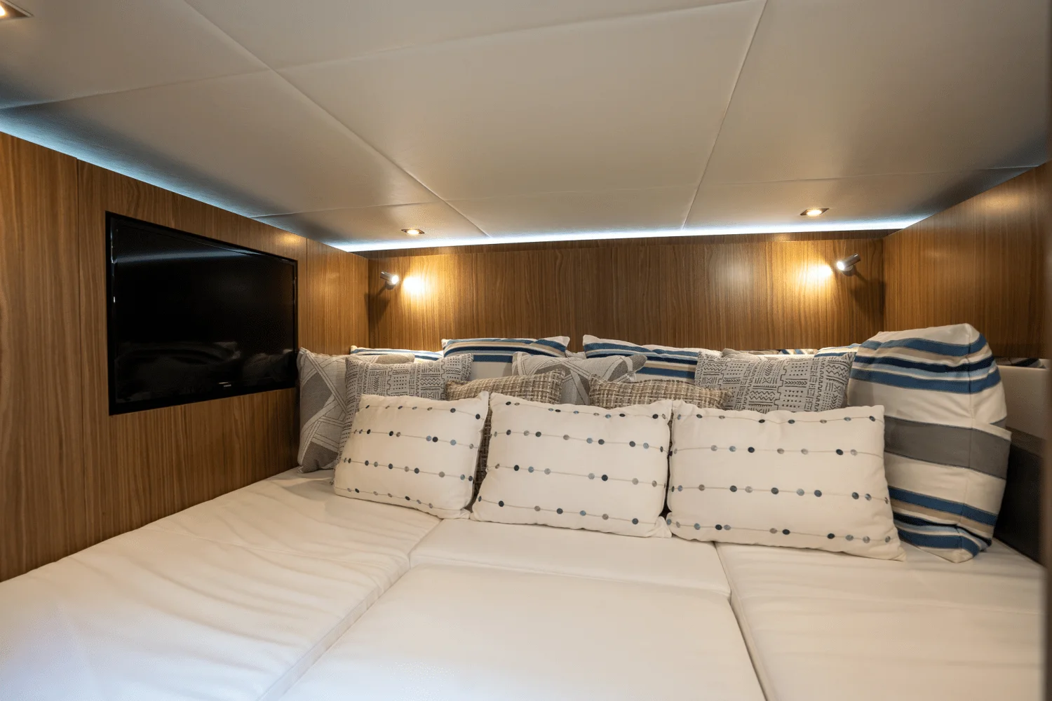 2025 Cruisers Yachts 50 GLS Outboard Image Thumbnail #25