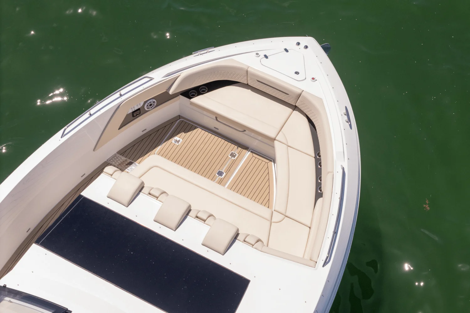 2025 Cruisers Yachts 50 GLS Outboard Image Thumbnail #21