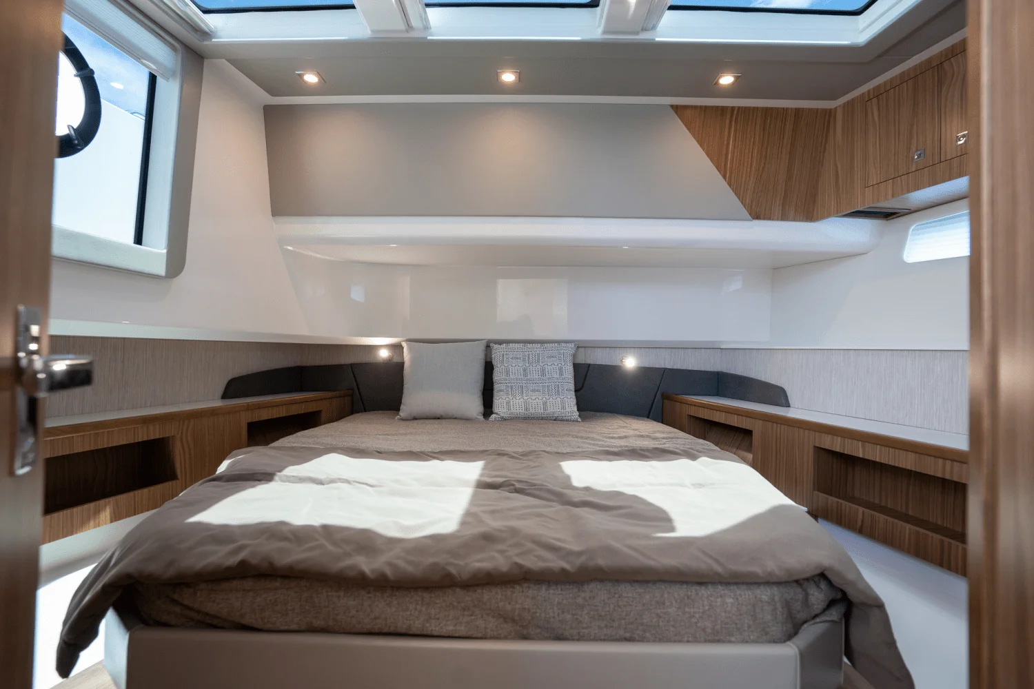 2025 Cruisers Yachts 50 GLS Outboard Image Thumbnail #24