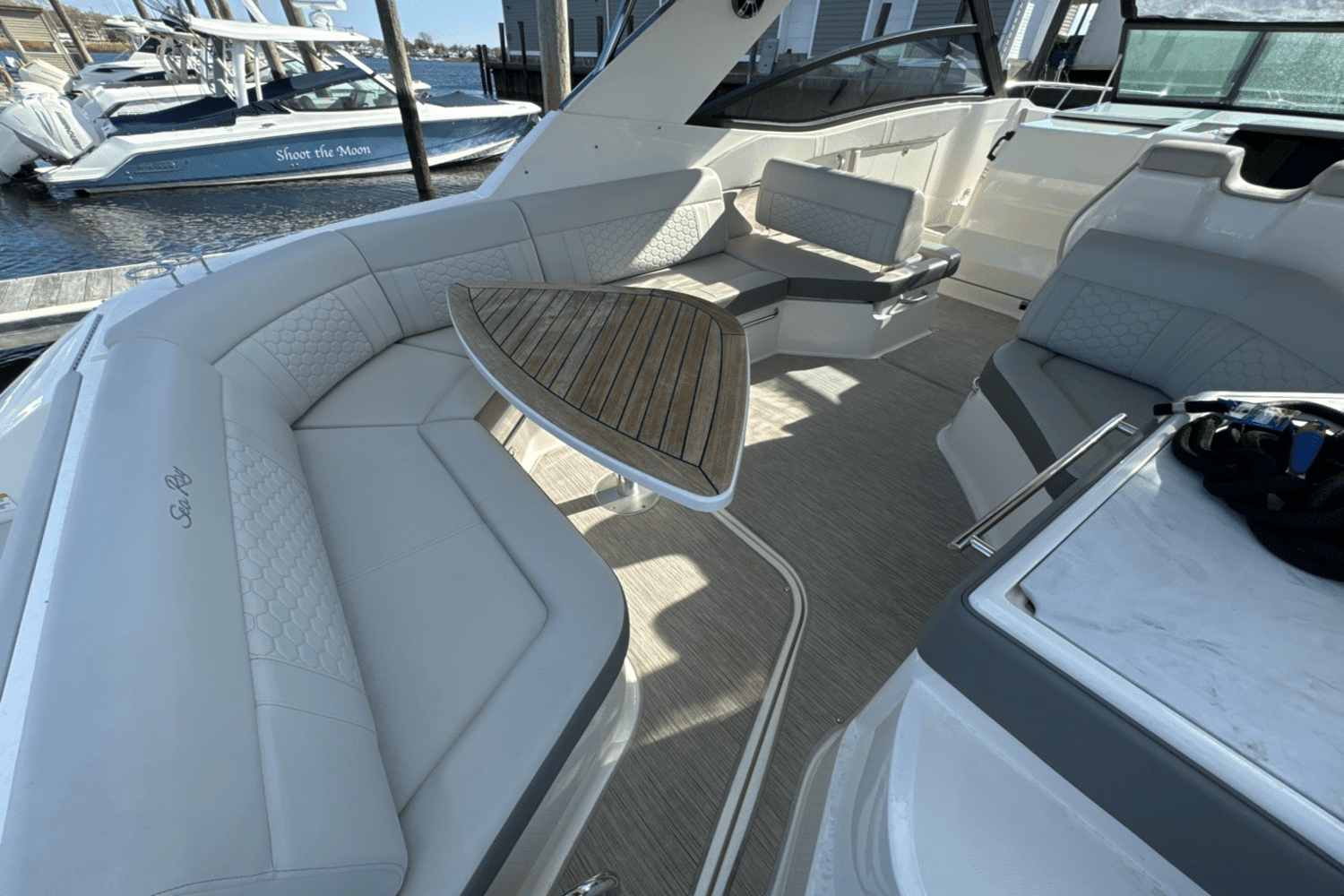 2022 Sea Ray Sundancer 320 Image Thumbnail #4