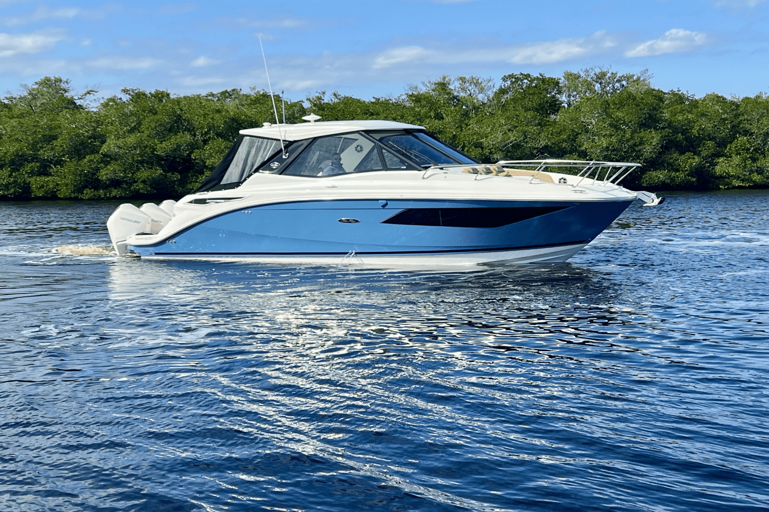 2022 Sea Ray 320 SUNDANCER OB Image Thumbnail #1