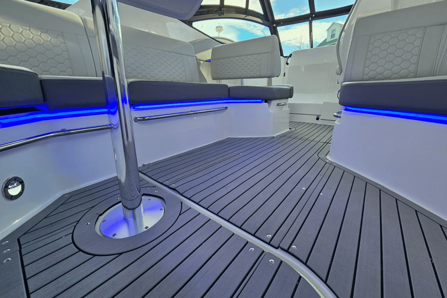 2021 Sea Ray 320 SUNDANCER Image Thumbnail #11