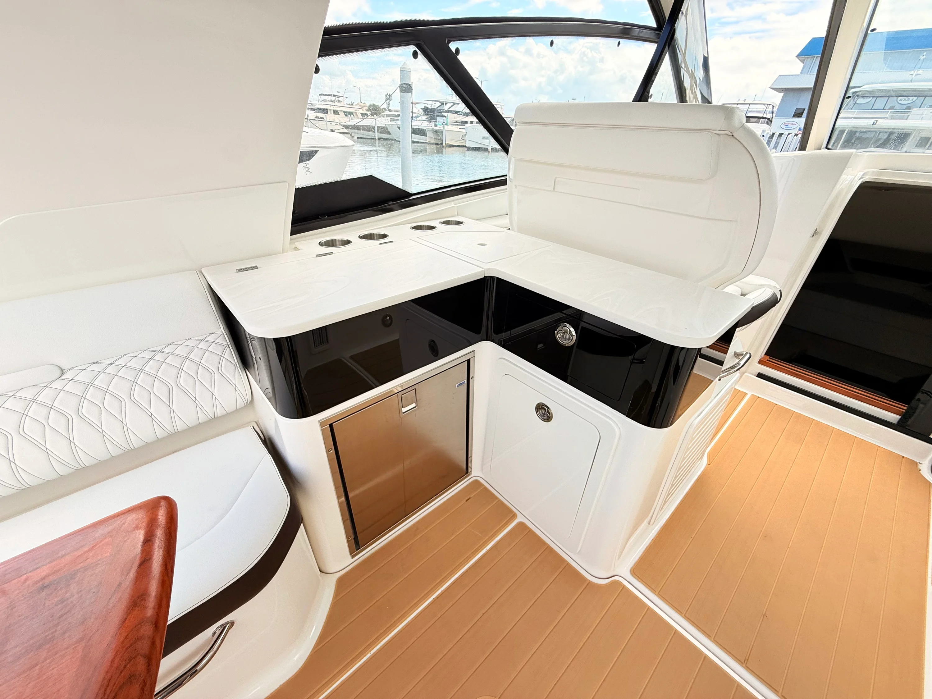 2023 Sea Ray Sundancer 370 Outboard Image Thumbnail #37