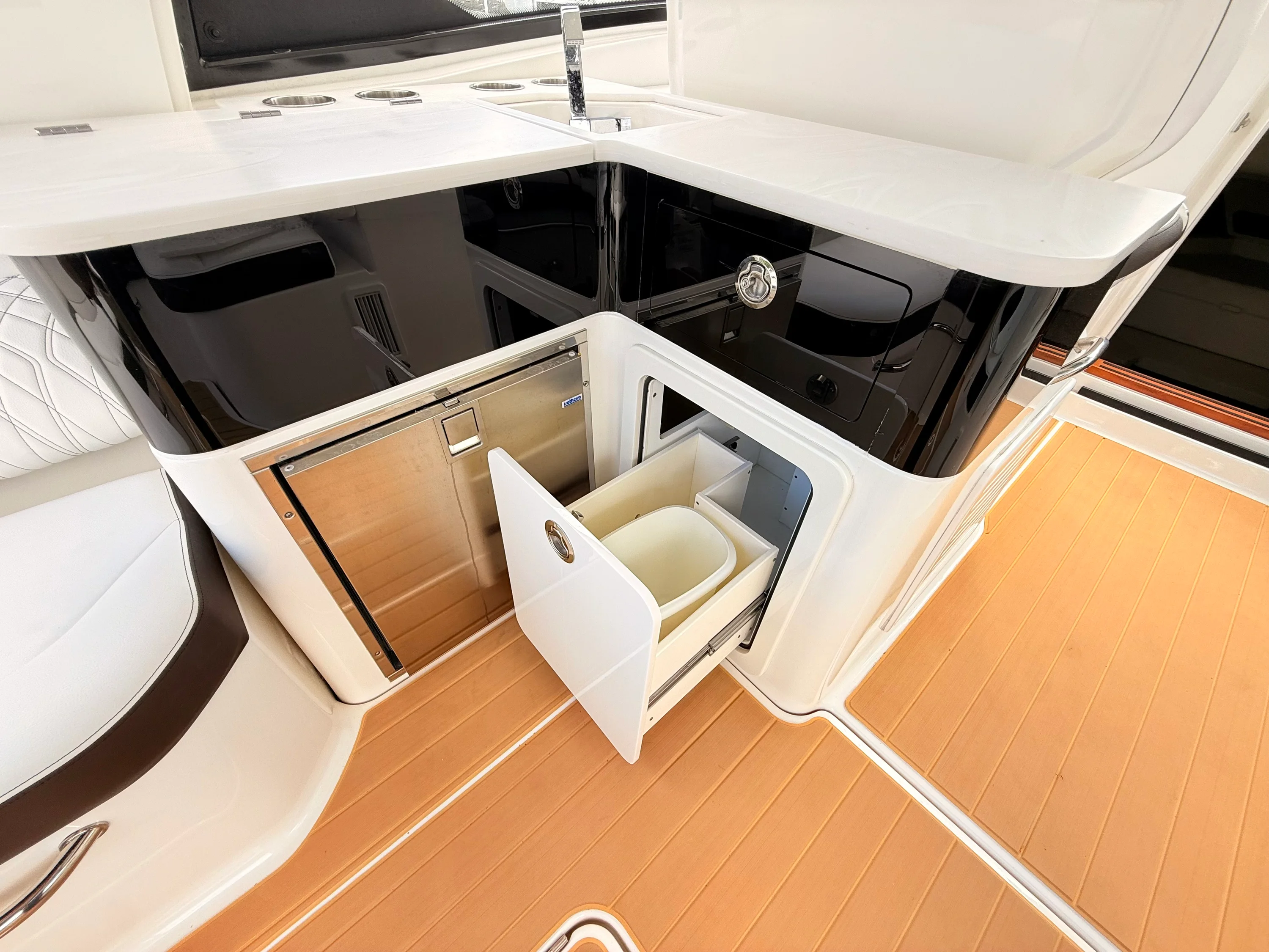 2023 Sea Ray Sundancer 370 Outboard Image Thumbnail #35