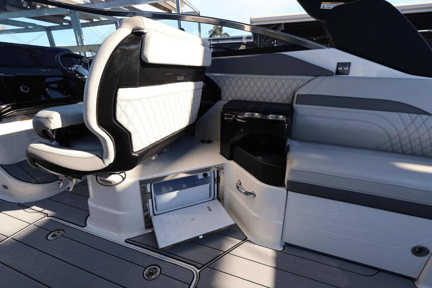 2025 Sea Ray SLX 280 Image Thumbnail #11