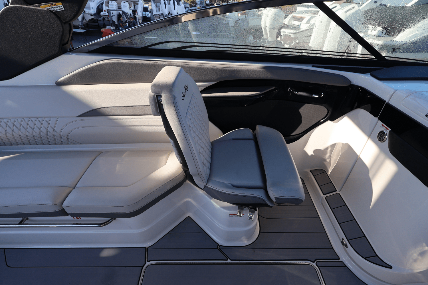 2025 Sea Ray SLX 280 Image Thumbnail #12