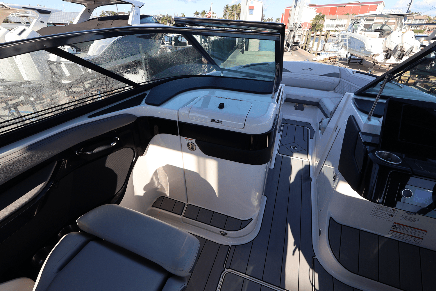 2025 Sea Ray SLX 280 Image Thumbnail #13