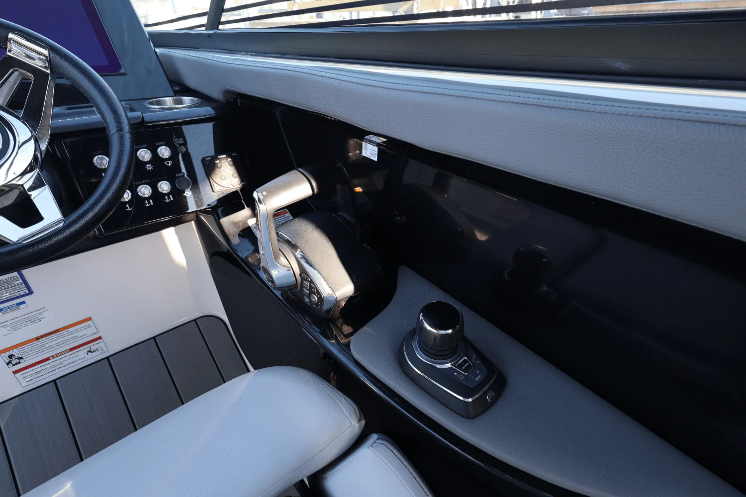 2025 Sea Ray SLX 280 Image Thumbnail #18