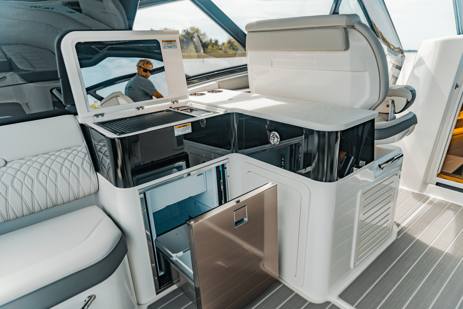 2025 Sea Ray Sundancer 370 Outboard Image Thumbnail #13