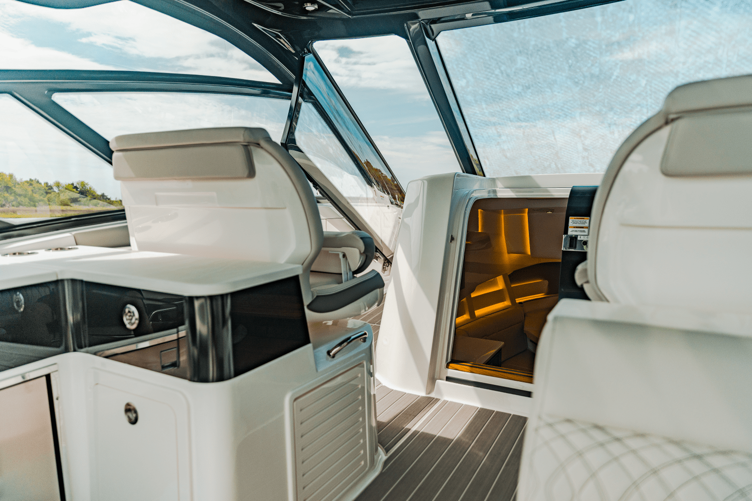 2025 Sea Ray Sundancer 370 Outboard Image Thumbnail #10