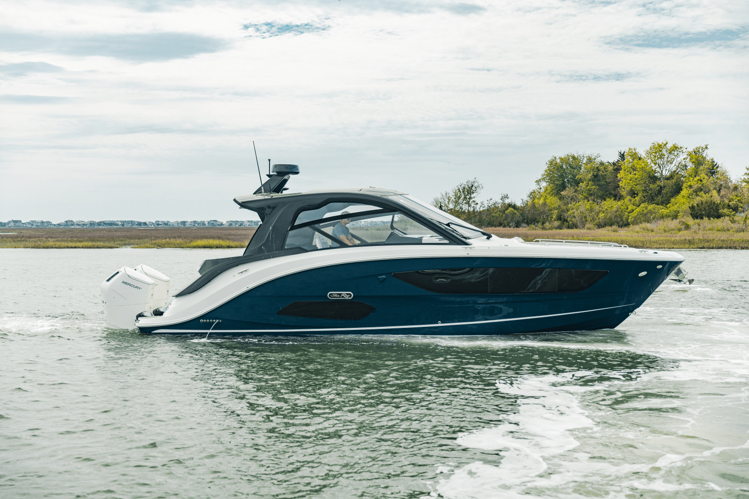 2025 Sea Ray Sundancer 370 Outboard