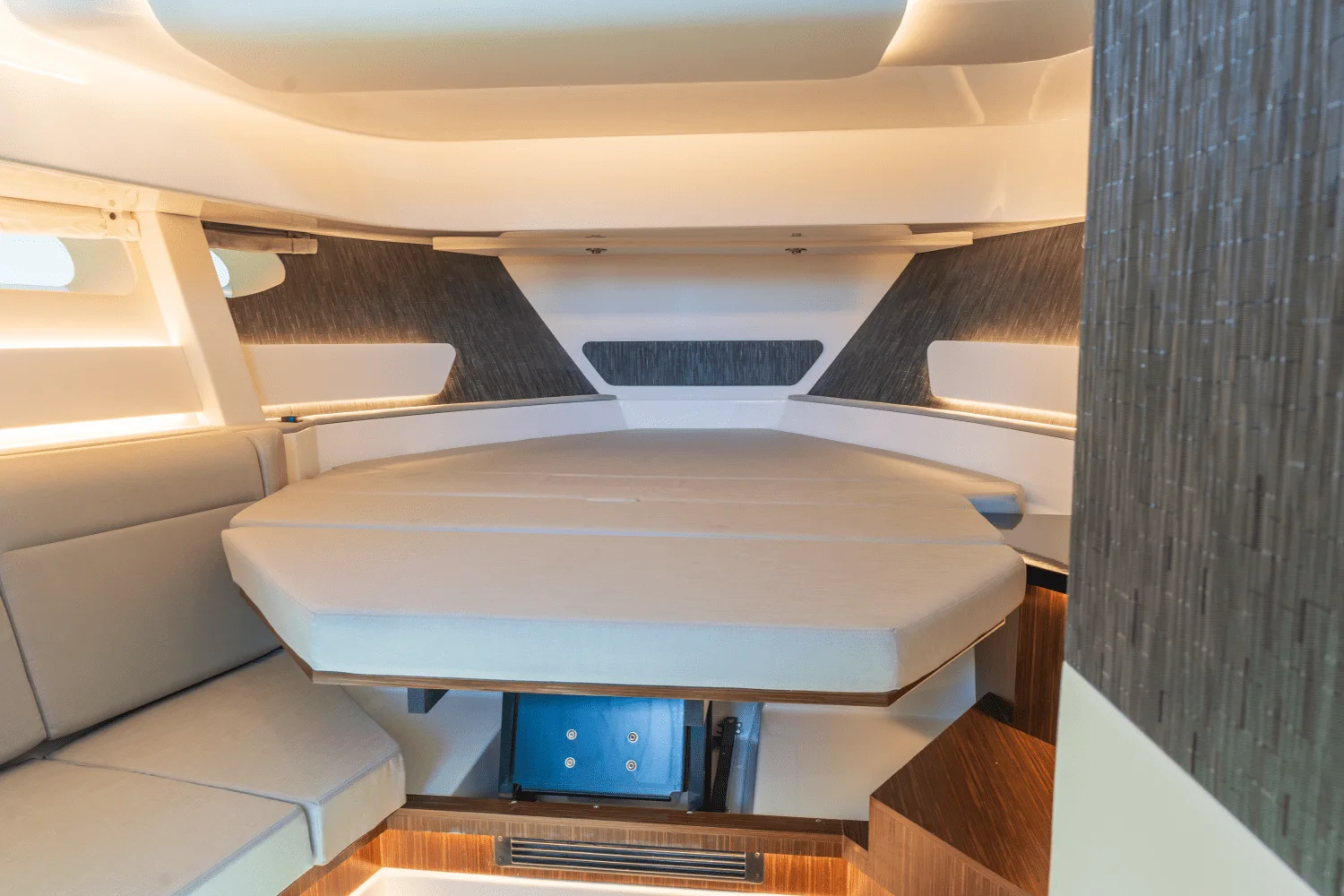 2025 Sea Ray Sundancer 370 Outboard Image Thumbnail #13