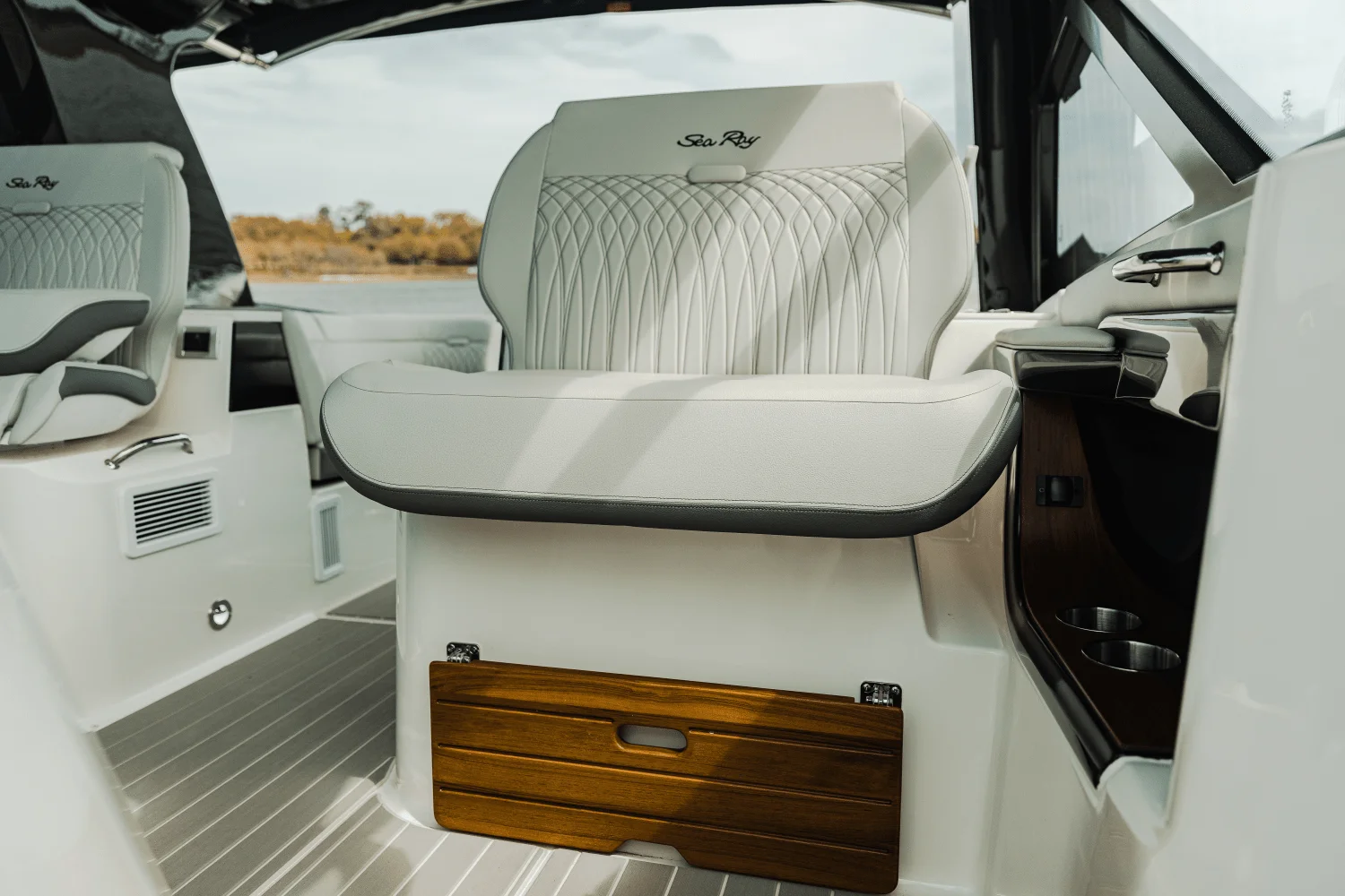 2025 Sea Ray Sundancer 370 Outboard Image Thumbnail #17