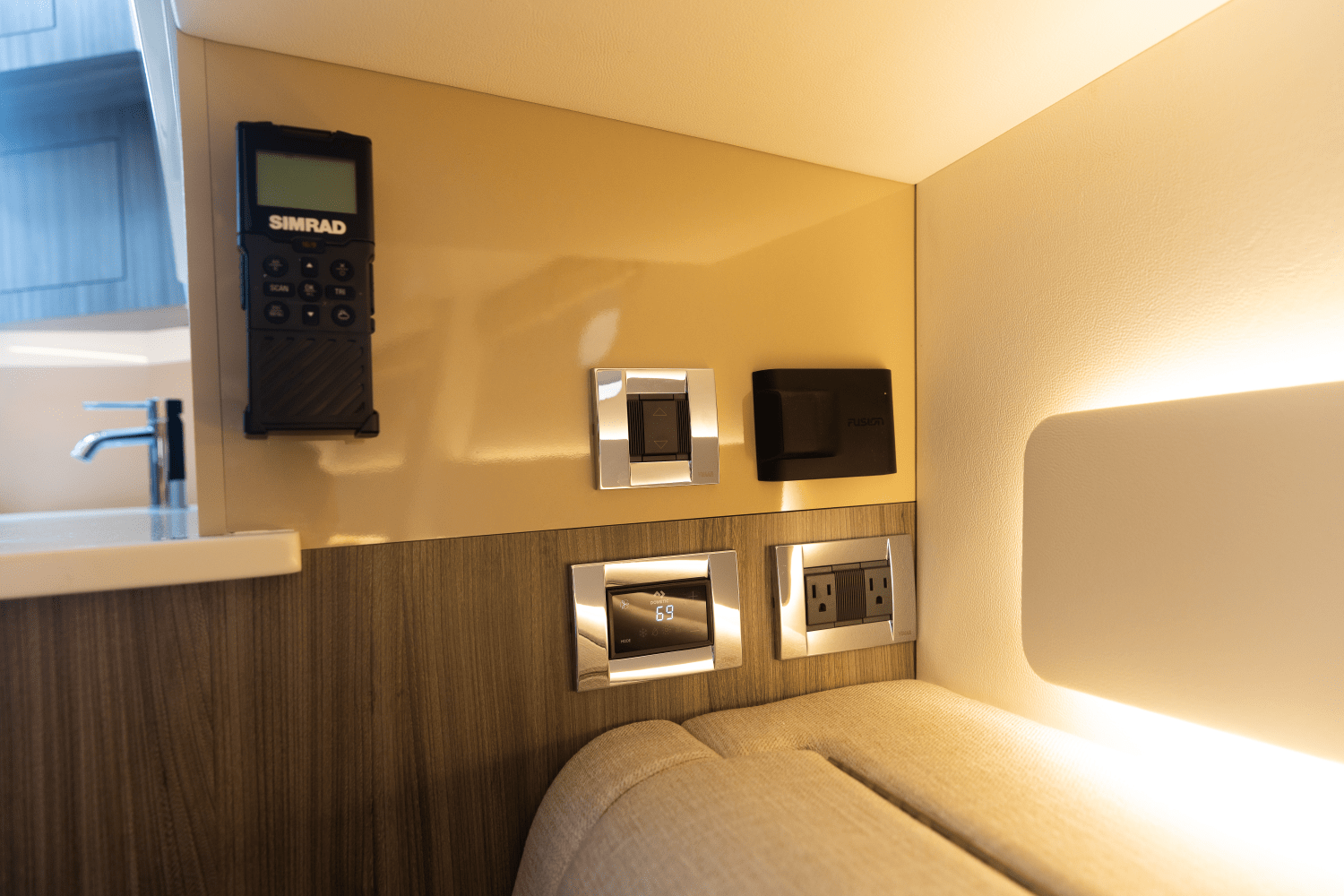 2025 Sea Ray Sundancer 370 Outboard Image Thumbnail #25