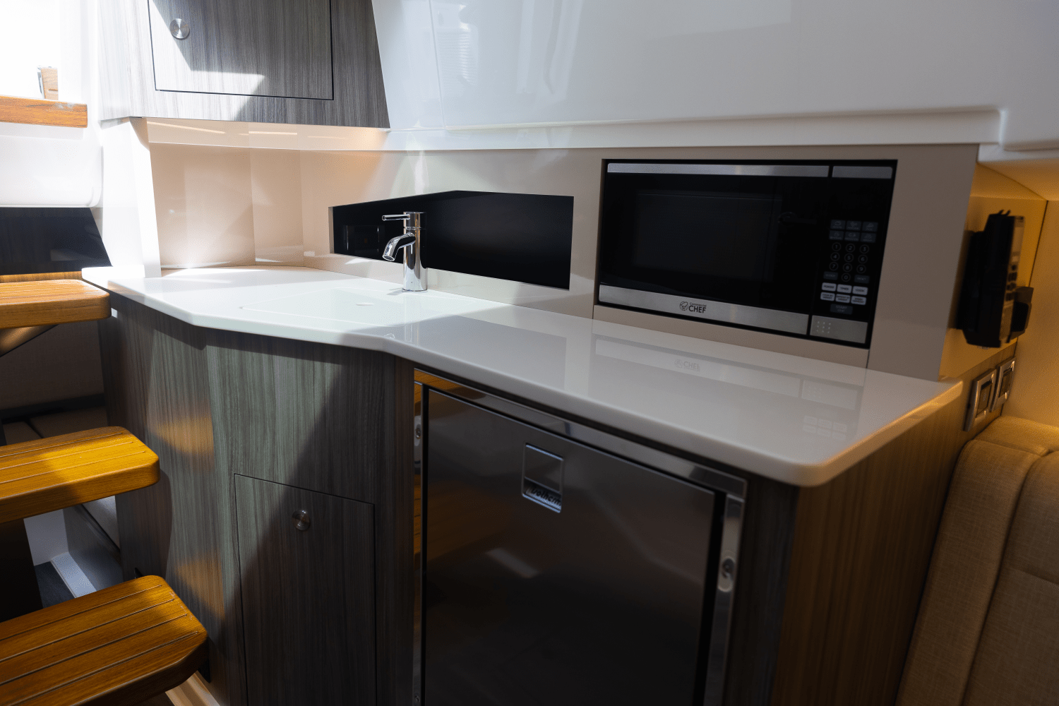 2025 Sea Ray Sundancer 370 Outboard Image Thumbnail #20