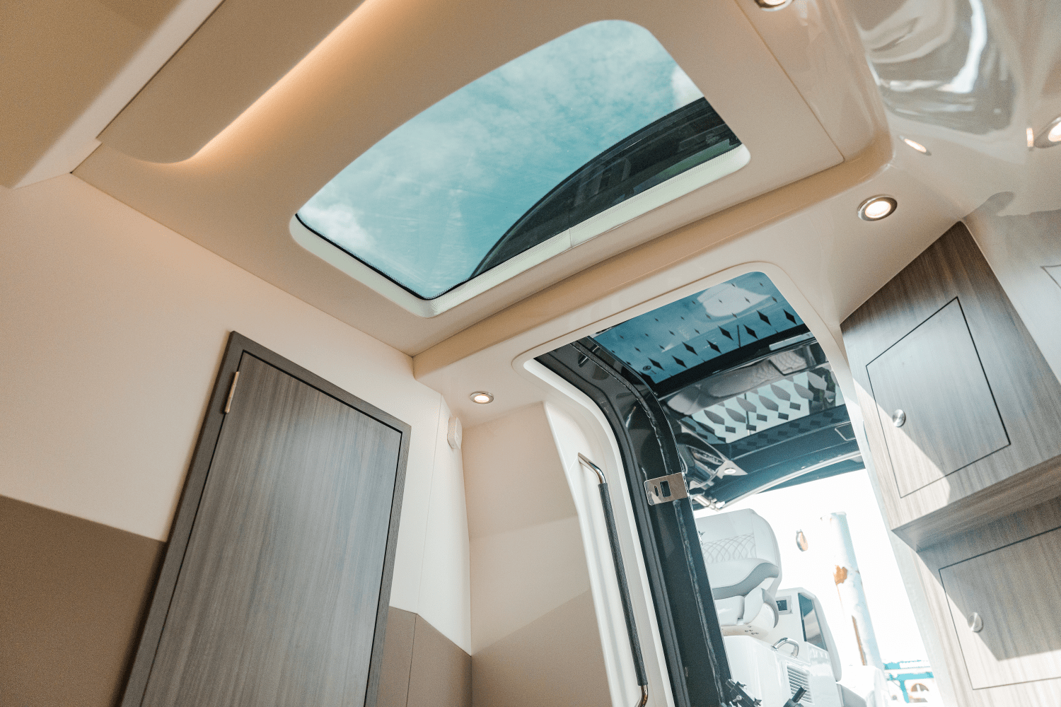 2025 Sea Ray Sundancer 370 Outboard Image Thumbnail #27