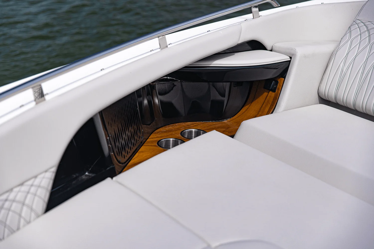 2025 Sea Ray Sundancer 370 Outboard Image Thumbnail #16