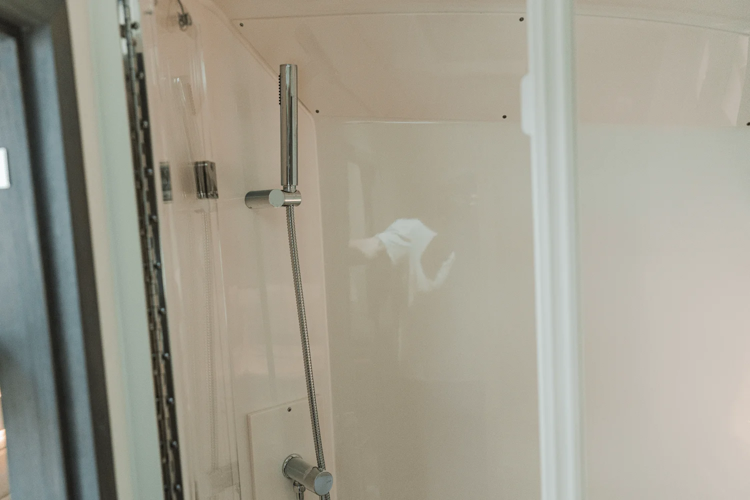 2025 Sea Ray Sundancer 370 Outboard Image Thumbnail #31