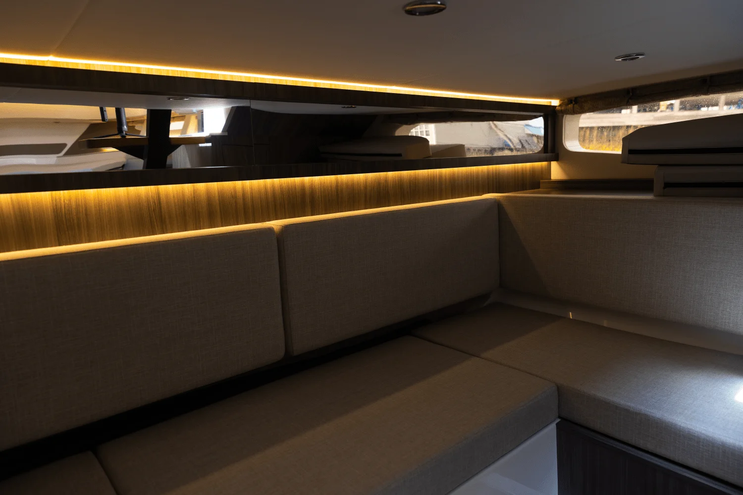 2025 Sea Ray Sundancer 370 Outboard Image Thumbnail #21