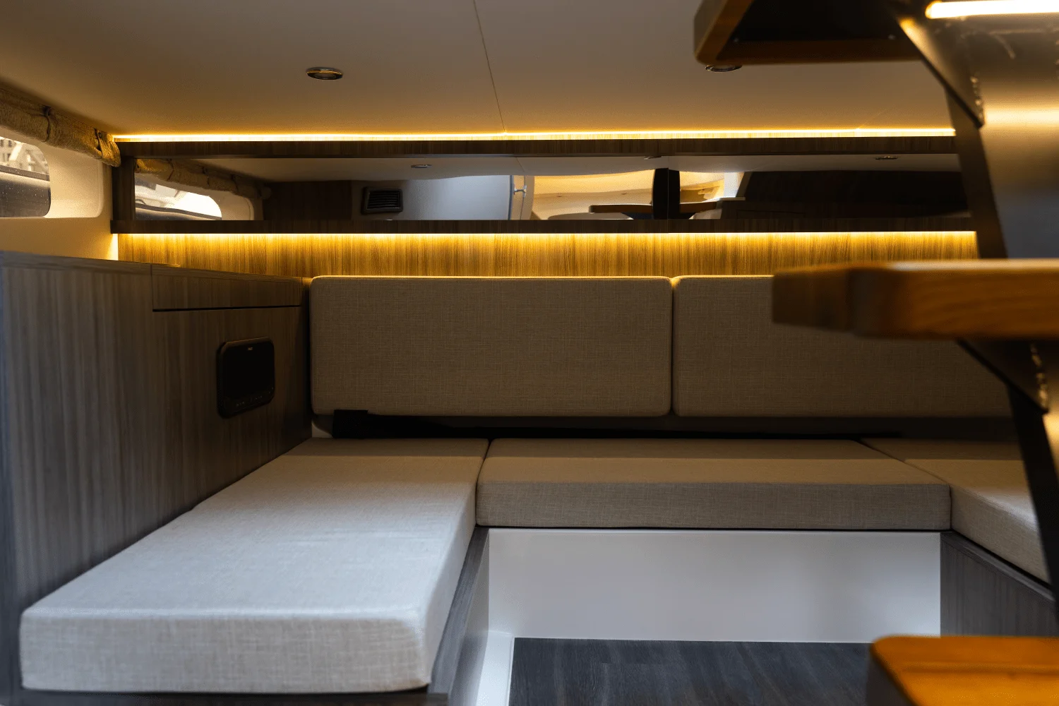 2025 Sea Ray Sundancer 370 Outboard Image Thumbnail #19