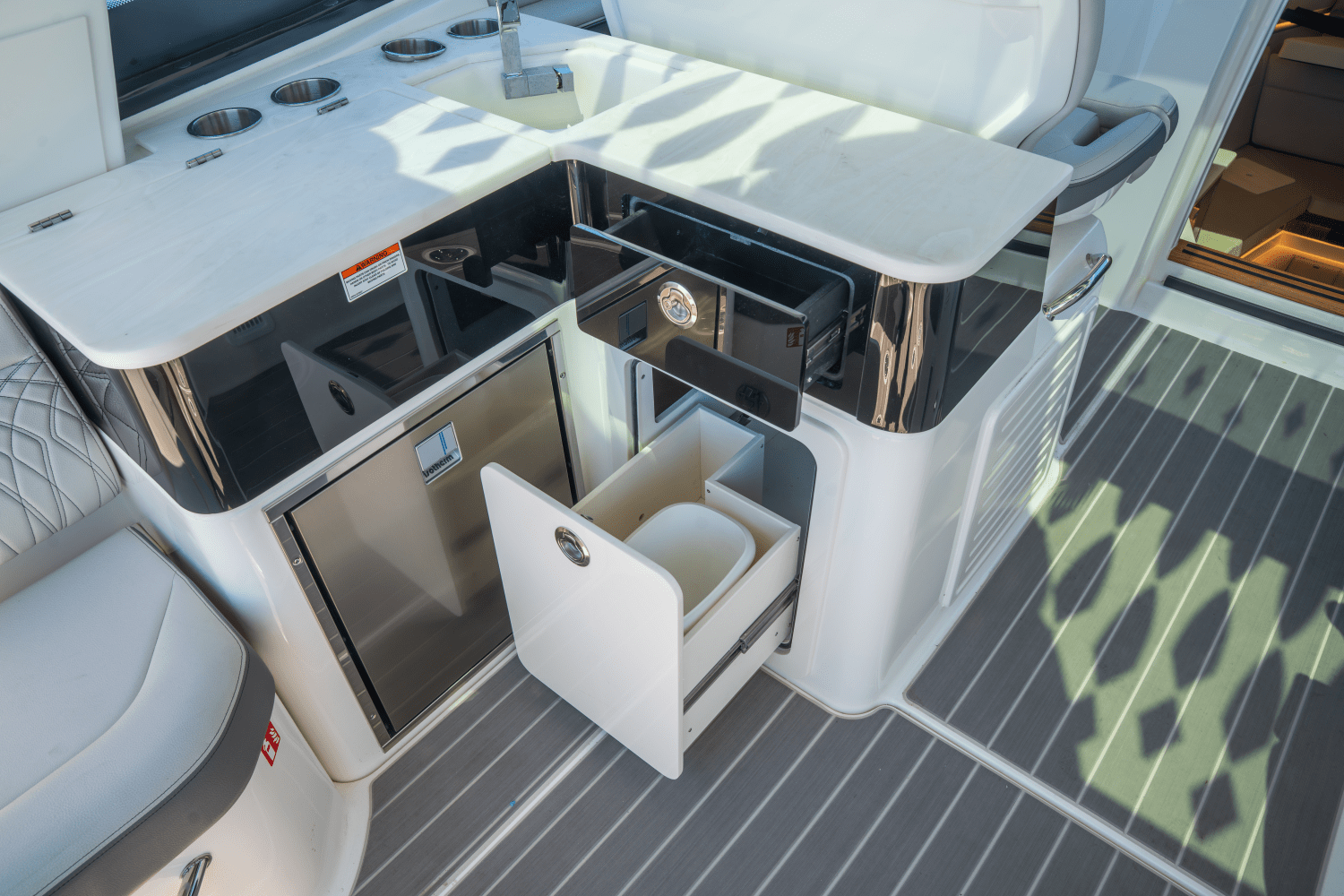 2025 Sea Ray Sundancer 370 Outboard Image Thumbnail #9