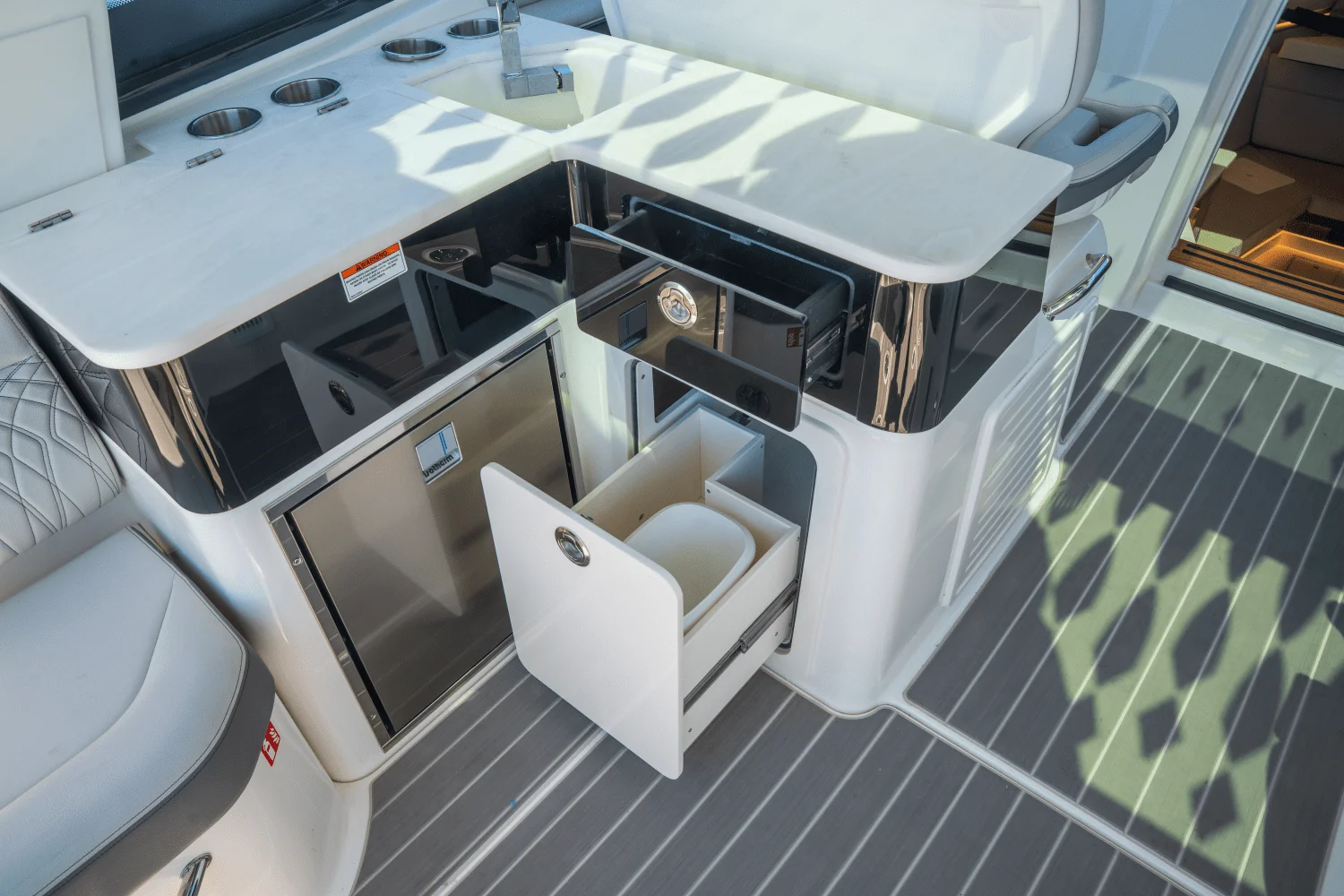 2025 Sea Ray Sundancer 370 Outboard Image Thumbnail #9