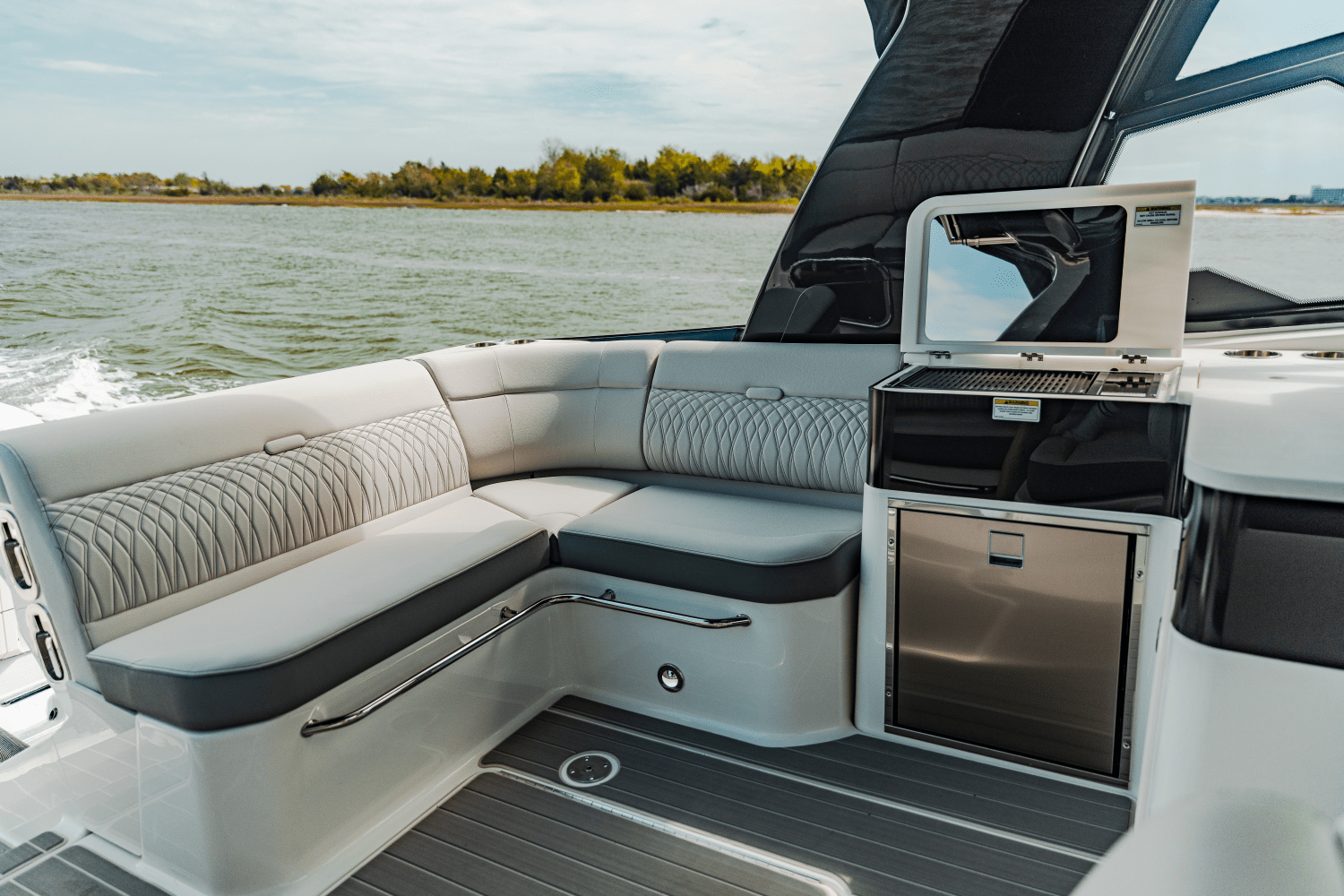 2025 Sea Ray Sundancer 370 Outboard Image Thumbnail #22